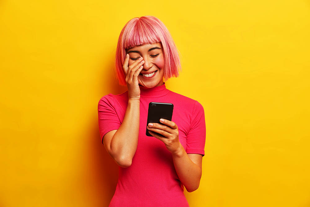 ¡Descubre las tendencias de moda más hot de los ídolos de TikTok para lucir como una estrella!