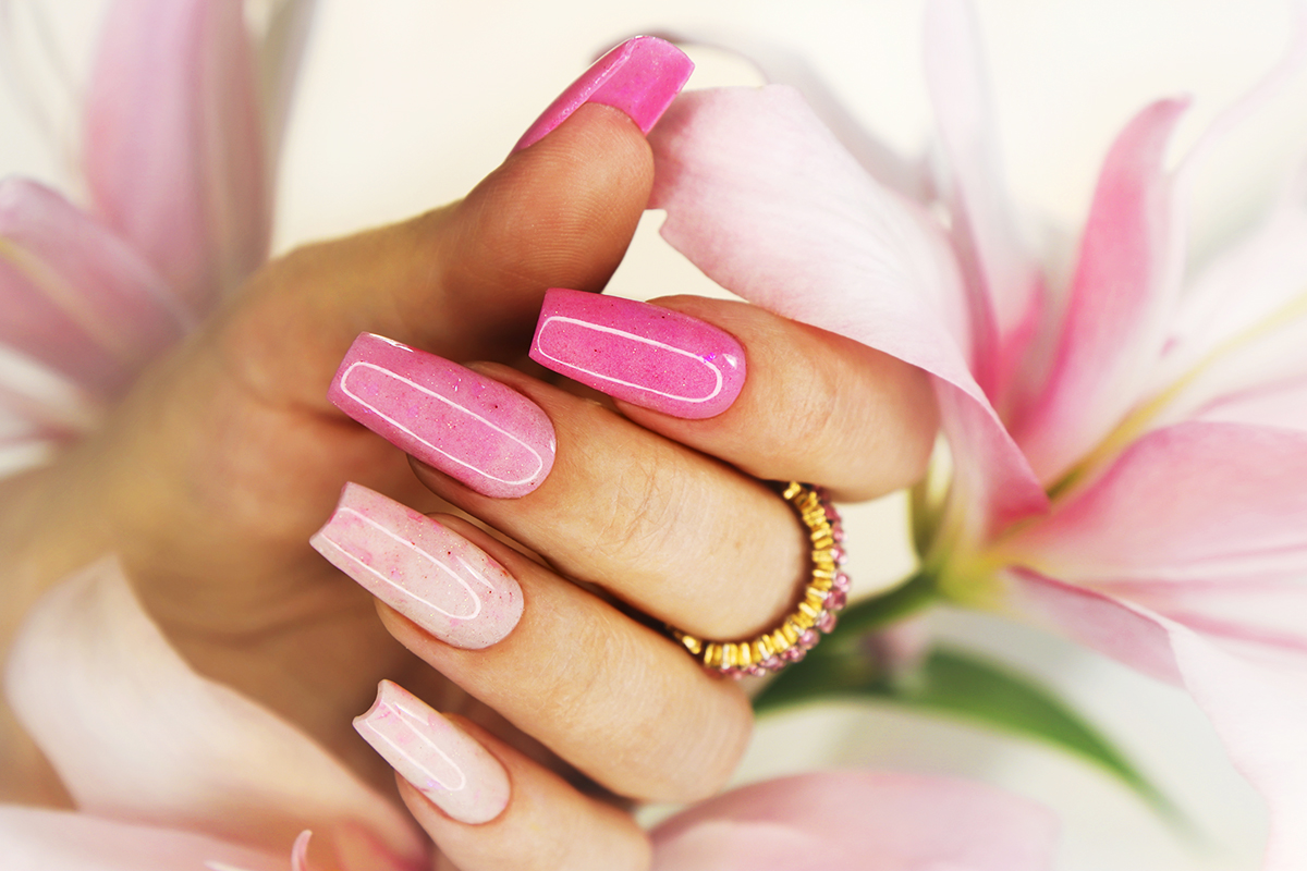¡Adiós a las uñas quebradizas! Descubre los beneficios del uso moderado de esmalte
