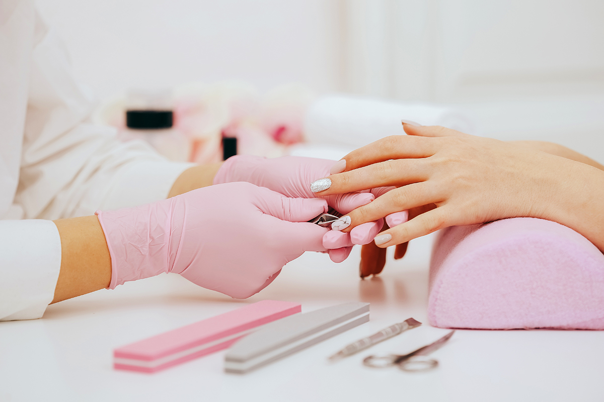 ¡Dale a tus uñas un baño de sal y presume de manos perfectas!